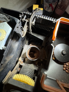 Photo de galerie - Démontage et nettoyage complet machine à café à grain jura 