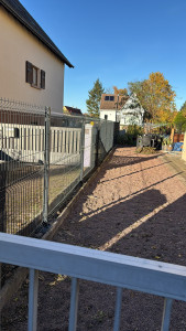 Photo de galerie - Pose de clôture rigide : panneaux soudés, poteaux scellés, soubassements béton, alignement au cordeau. Terrassement, implantation, scellement et finitions professionnelles pour une clôture durable et parfaitement droite.