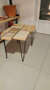 Photo de galerie - Table basse faite sur mesure bois , résine et métal
