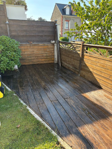 Photo de galerie - Prestation nettoyage de terrasse, bois/ ciment/ béton , murets, etc… et si besoin je fais la pose de saturateur quand le nettoyage est fini, je possède le  nettoyeur haute pression 