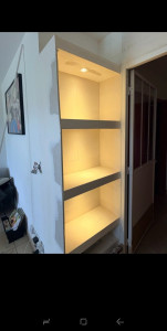 Photo de galerie - étagère en placo avec luminaire 