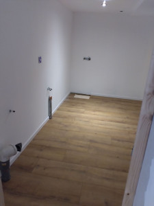 Photo de galerie - Suite de la salle de bain, pose des plinthes et finition.