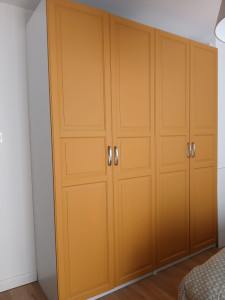 Photo de galerie - Relooking d'un dressing Pax de chez Ikea: du blanc au jaune moutarde ! 
peinture des 4 portes 