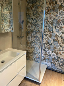 Photo de galerie - Salle de bain, refaite à neuf Le choix des carreaux a été conseillé par Home, service design