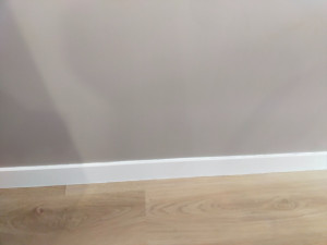Photo de galerie - Peinture plinthe MDF, et jointage siliconne