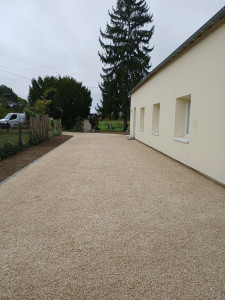 Photo de galerie - Aménagement d'une cour en finitions graviers 6/10 calcaire.
