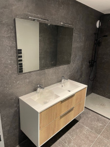Photo de galerie - Pose d’un meuble vasque et miroir, chantier neuf