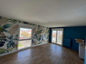 Photo de galerie - Peinture, pose de papier peint et parquet avec finitions soignées. Travail propre, précis et professionnel, adapté à tous vos projets de rénovation intérieure.