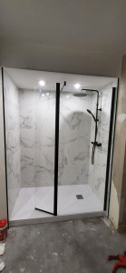 Photo de galerie - Remplacement d'une baignoire par un receveur de douche avec paroi et robinetterie