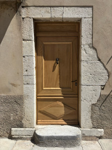 Photo de galerie - Porte d’entrée avec cadre et imposte en châtaignier massif