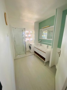Photo de galerie - Réalisation salle de bain(sol,mur, élec,plomberie,meuble, peinture,WC...)