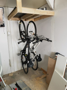 Photo de galerie - Support Vélos dans un garage avec rangement sur le dessus en bois de récupération.