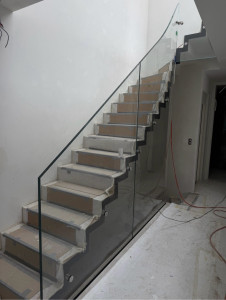 Photo de galerie - Poser les barrières d’escalier en verre 