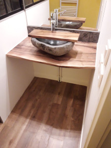 Photo de galerie - Installation d'une tablette bois avec vasque 