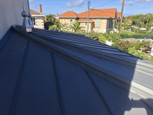 Photo de galerie - Toiture joint de bout quartz 4 pans avec charpente traditionnelle à Arcachon.