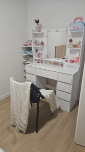 Photo de galerie - Montage Coiffeuse + meuble à chaussures (à gauche)