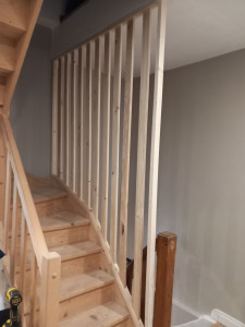 Photo de galerie - Réalisation d'un claustra sur mesure en sapin.