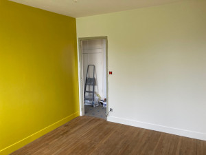 Photo de galerie - Support plâtre, ratissage à l’enduit et ponçage avant sous couché et peinture jaune 