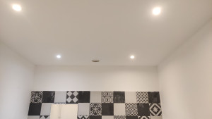 Photo de galerie - Pose rail, placo, enduit, peinture du plafond. Installation, cablage et pose des spots leds ainsi que d'une Vmc gainable. 