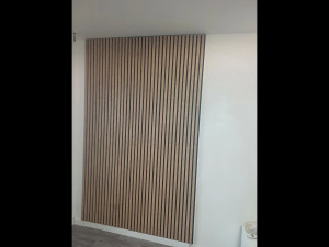 Photo de galerie - Pose des panneaux sur le mur et peinture 