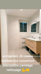 Photo de galerie - Sale de bain en carrelage blanc plus Juoin est installation d'un meuble évier plus un étendoir a serviette 