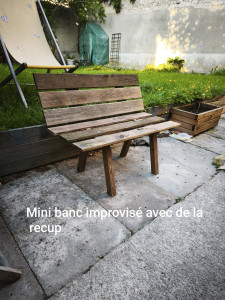 Photo de galerie - Mini banc improvisé vite faitavec de la recup, pas poncé ni vernis, laissé brut 