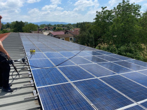 Photo de galerie - Lavage de panneaux solaires sur toiture industrielle