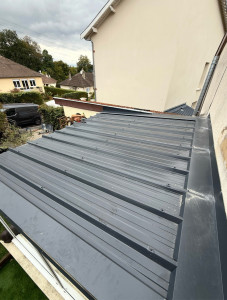 Photo de galerie - Photo après de pose d’un bac acier de type isolant panneau sandwich.