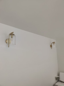 Photo de galerie - Installation d’appliques murales avec soin : perçage précis, fixation sécurisée et raccordement propre pour un rendu esthétique et fonctionnel.