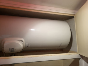 Photo de galerie - Ballon d'eau chaude installation. 