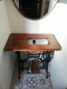 Photo de galerie - Installation et raccordement eau et évacuation d'une vasque et d'un mitigeur sur un ancien support d'une machine à coudre. 
