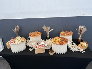 Photo de galerie - Buffet salée avec mise en place