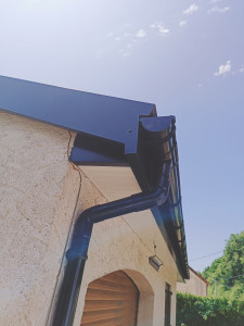 Photo de galerie - Habillage bandeau en alu thermolaquée pose de gouttière couleur anthracite habillage frisette PVC blanc