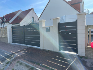 Photo de galerie - Réalisation d’une longrine pour pose de portail coulissant mur pilasse enduit plus pose portail portillon 