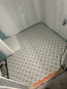 Photo de galerie - Pose des carreaux de ciment. sol sdb 