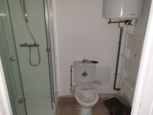 Photo de galerie - Installation douche, WC, chauffe-eau dans une petite salle d'eau
