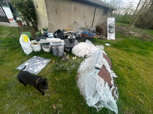 Photo de galerie - Un de nos chantiers dans le 78 composé de 3 zones à débarrasser avec tout type d’éléments 