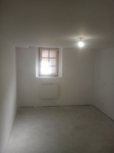 Photo de galerie - Réfection complète : sol (dalle béton après décaissage), cloisons placo, bandes et peintures. Un projet global pour créer une chambre saine et prête à vivre. Contactez-nous pour vos travaux de rénovation !