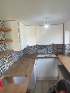 Photo de galerie - Réfection complète d une cuisine clé en main avec carrelage et faïence comprenant la pose du mobilier