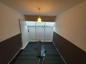 Photo de galerie - Pose d'un plancher en dalles PVC avec isolation, peinture des murs et du plafond, montages d'une penderie avec LED automatiques et portes coulissantes.
