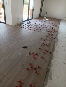 Photo de galerie - Pose d'un carrelage imitation parquet effet bois en pause décalé 120 x 20 dans pièce à vivre cuisine.