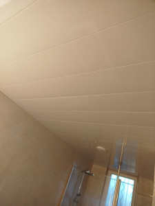 Photo de galerie - Création plafond salle de bain lame PVC