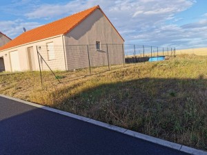 Photo de galerie - Réalisation d'une clôture en grillage rigide. 