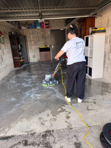 Photo de galerie - Décapage à la monobrosse d’un sol en ciment 