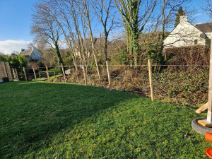 Photo de galerie - Pose de fil de fer pour fixer les ganivelles 