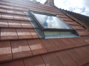 Photo de galerie - Raccord tuiles mécaniques d'une fenêtre de toit façon artisanale 