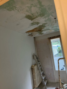 Photo de galerie - Préparation d’enduit sur le plafond 