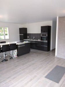 Photo de galerie - Peinture, revêtement de sol et pose de la cuisine équipée. 