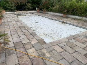 Photo de galerie - Avant nettoyage de terrasse et du volet de la piscine