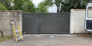 Photo de galerie - Pose d’un portail deux battant motorisé 